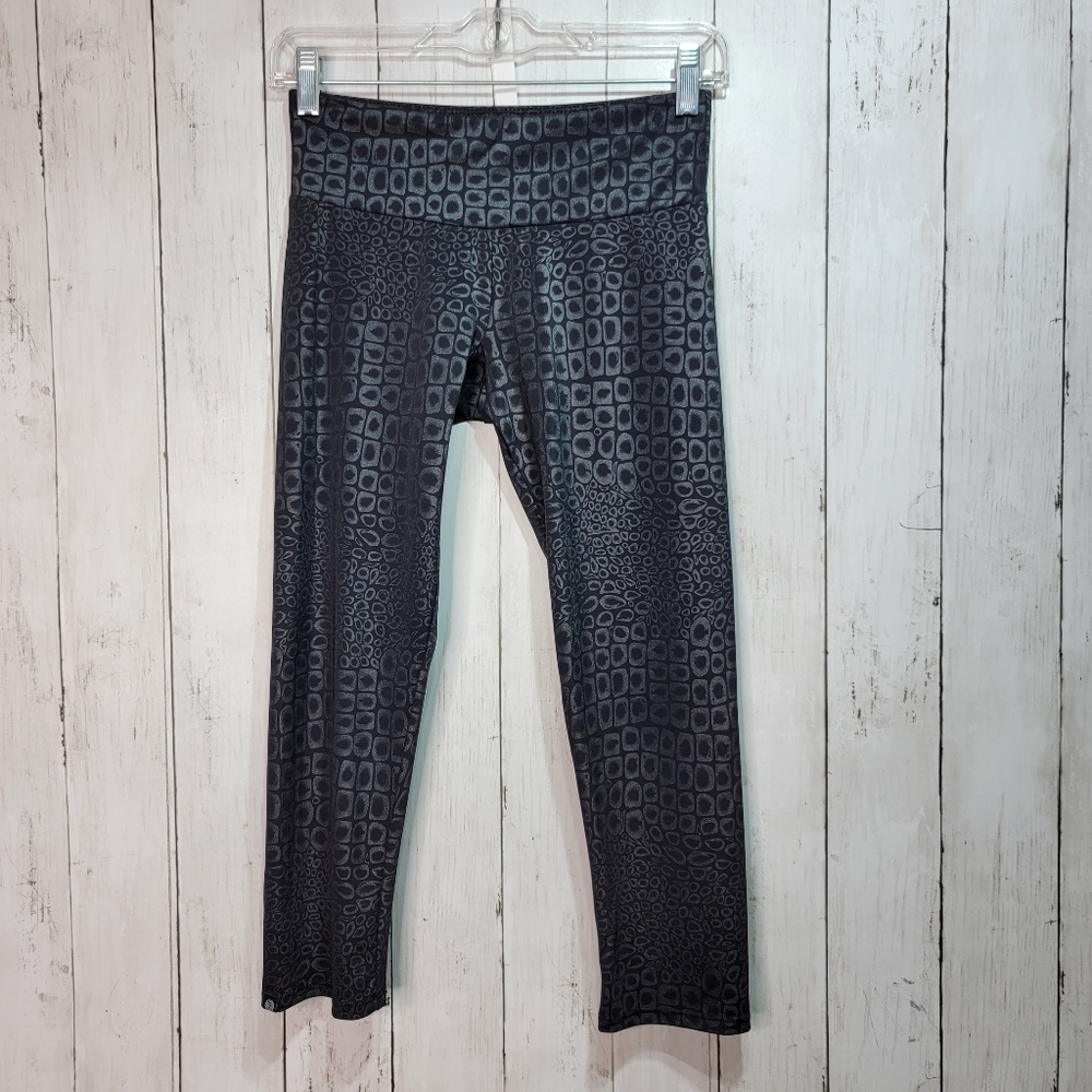 Onzie Women's Black Silver Cropped Leggings Yoga Pants Elastic Waist Size S/M.